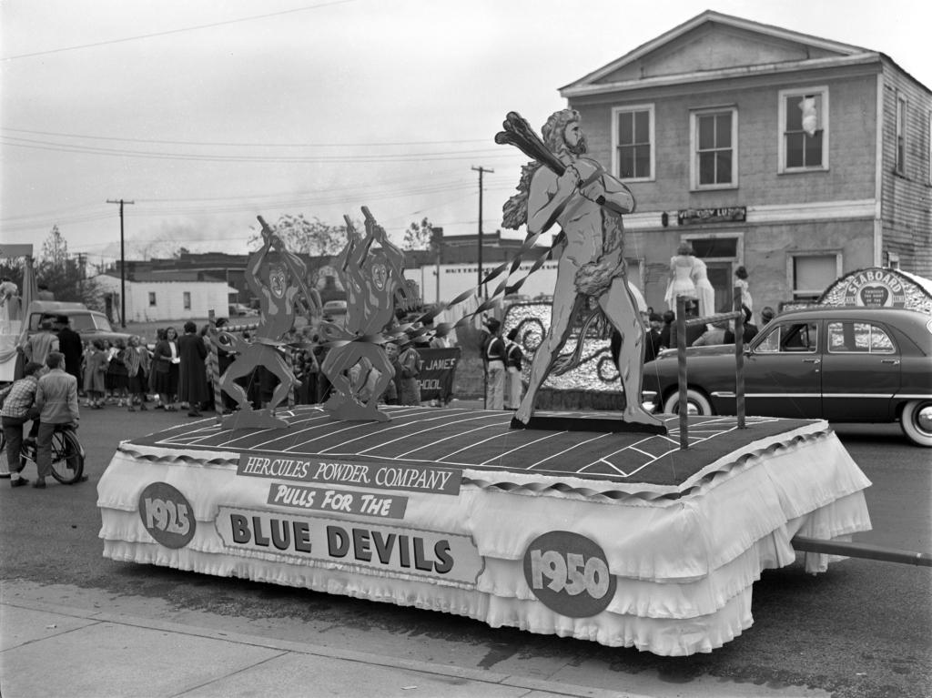 C1:127    "Homecoming Parade and Hercules Float" Nov 1950 (LVA umwa_0187n)